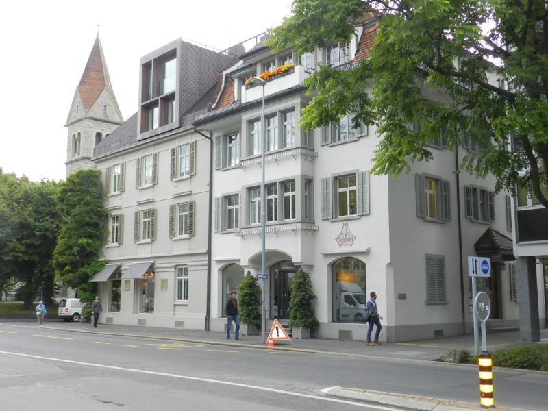 Das «Geburtshaus» der Zuger Kirschtorte (r.) an der Alpenstrasse 7. Hier hatte der findige Konditor Heinrich Höhn (1889-1957) sein erstes Geschäft, im Keller befand sich die Backstube.